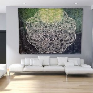 Image d'une toile murale mandala de taille 200 x 140cm, avec un motif circulaire complexe et coloré sur un fond blanc, idéale pour la décoration d'intérieur bohème ou hippie, accrochée à un mur blanc.